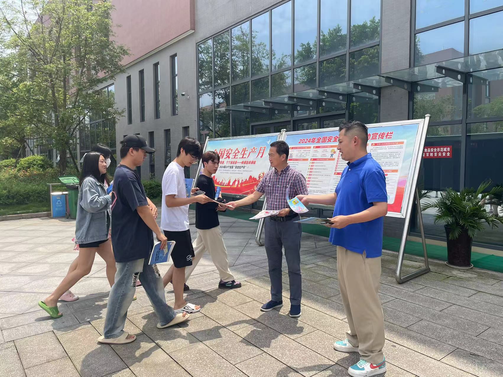 奠意識(shí)之基,筑防護(hù)之盾——西南醫(yī)投集團(tuán)開(kāi)展2024年“安全生產(chǎn)月”宣傳咨詢?nèi)栈顒?dòng)